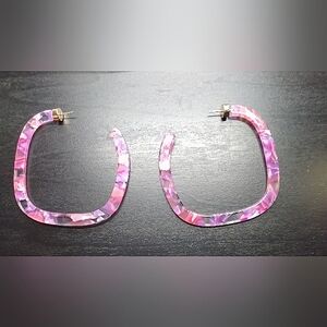 2 for $10 Banana Republic lg rounded square earrings. Gently loved.
